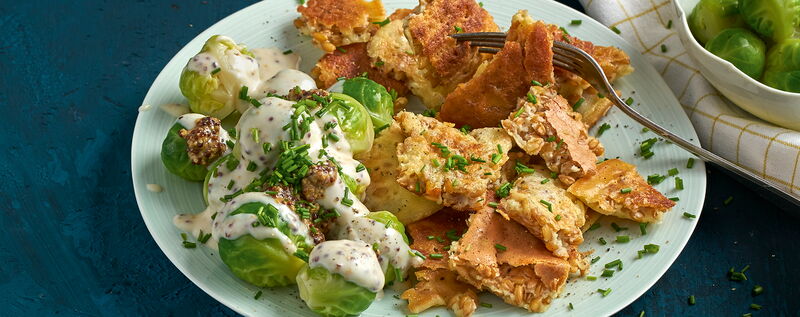 1 21 Einkorn Schmarrn Mit Rosenkohl In Senf Bechamelsosse 1920x760px E34c5192