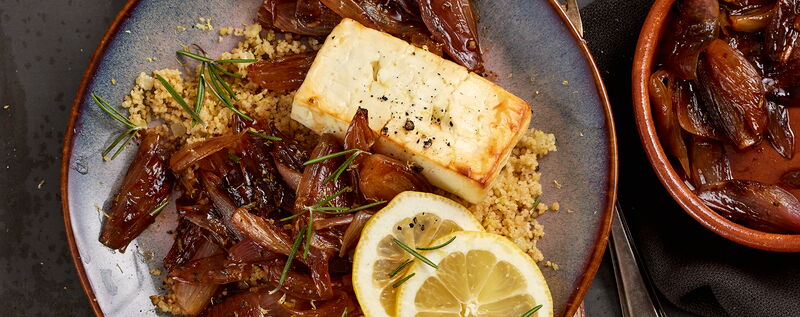 6 21 Gebackener Feta Mit Balsamico Schalotten Und Zitronen Couscous 1920x760px 37d8aaaa