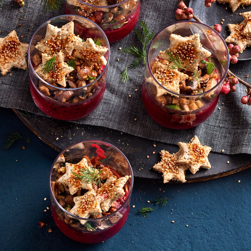 6 23 Balsamico Pilze Auf Rote Bete Creme Mit Knusprigen Sesamsternen 1600x1900px 7f0e80f3