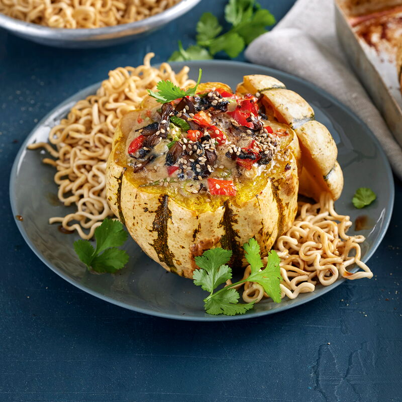 5 23 Mini Kuerbisse Mit Asiatischer Pilzfuellung Auf Mie Nudelbett 1600x1600px Fe2cbbb1