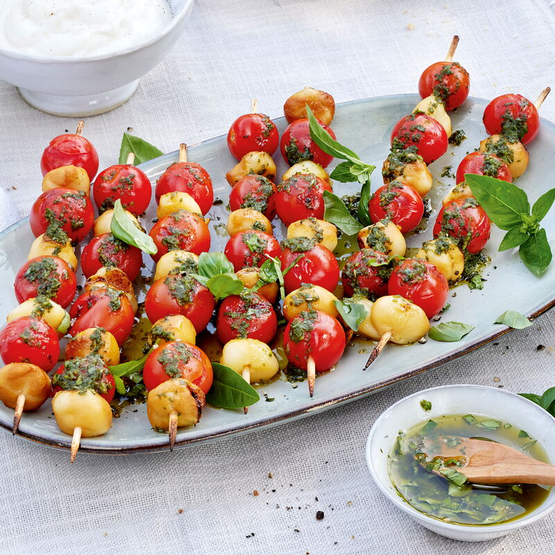 3 23 Kaese Tomaten Spiesse Mit Basilikumoel 1600x1600px 7602c1c8