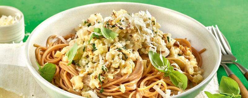 2 20 Vollkornpasta Mit Weisser Kohlrabi Walnuss Bolognese 1920x760px 1c77af56