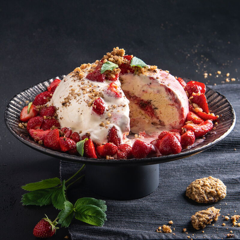 3 22 Erdbeer Eisbombe Mit Schokokeksen Und Erdnuessen 1600x1600px 34c871fc