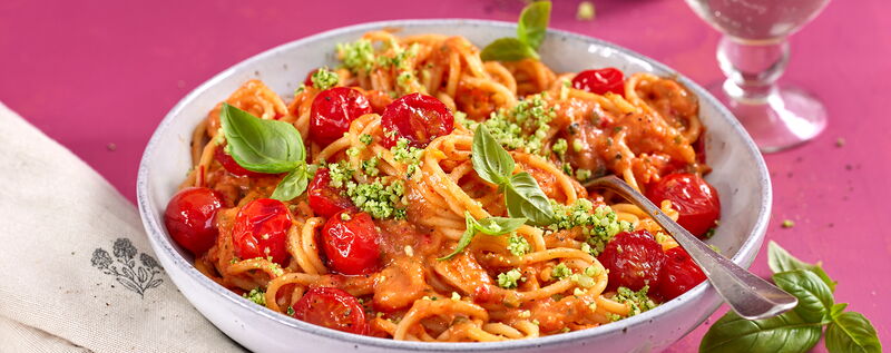 4 25 Spaghetti Mit Ofengemuesesosse Und Mandel Basilikum Topping 1920x760px 591f143e