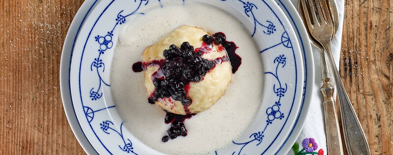 5 24 Dampfnudeln Mit Vanillesosse Und Heidelbeeren 1920x760px 36112003