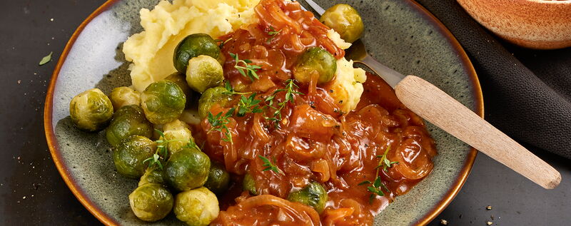 6 21 Zwiebelragout Mit Kartoffelpueree Und Rosenkohl 1920x760px 3ce359bc