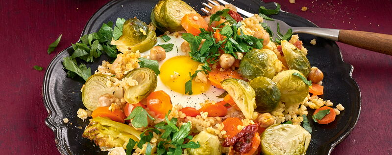 1 21 Rosenkohl Moehren Hirse Blech Mit Spiegelei 1920x760px D0ddcca5