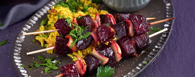 5 23 Rote Bete Kebabs Mit Gewuerzreis Und Kurkumadip 1920x760px 79d631b4
