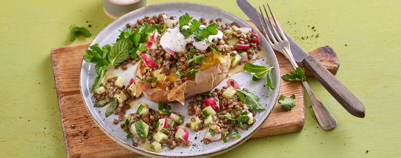 3 24 Kumpir Mit Linsensalat Und Joghurtdip 1920x760px A7f64b3c