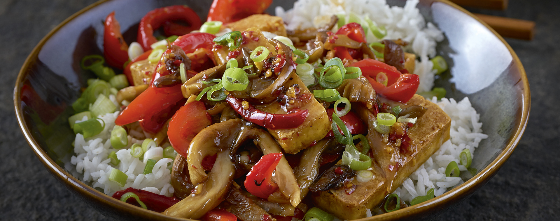 2 20 Suess Saurer Tofu Mit Paprika Austernpilzen Und Basmatireis 1920x760px