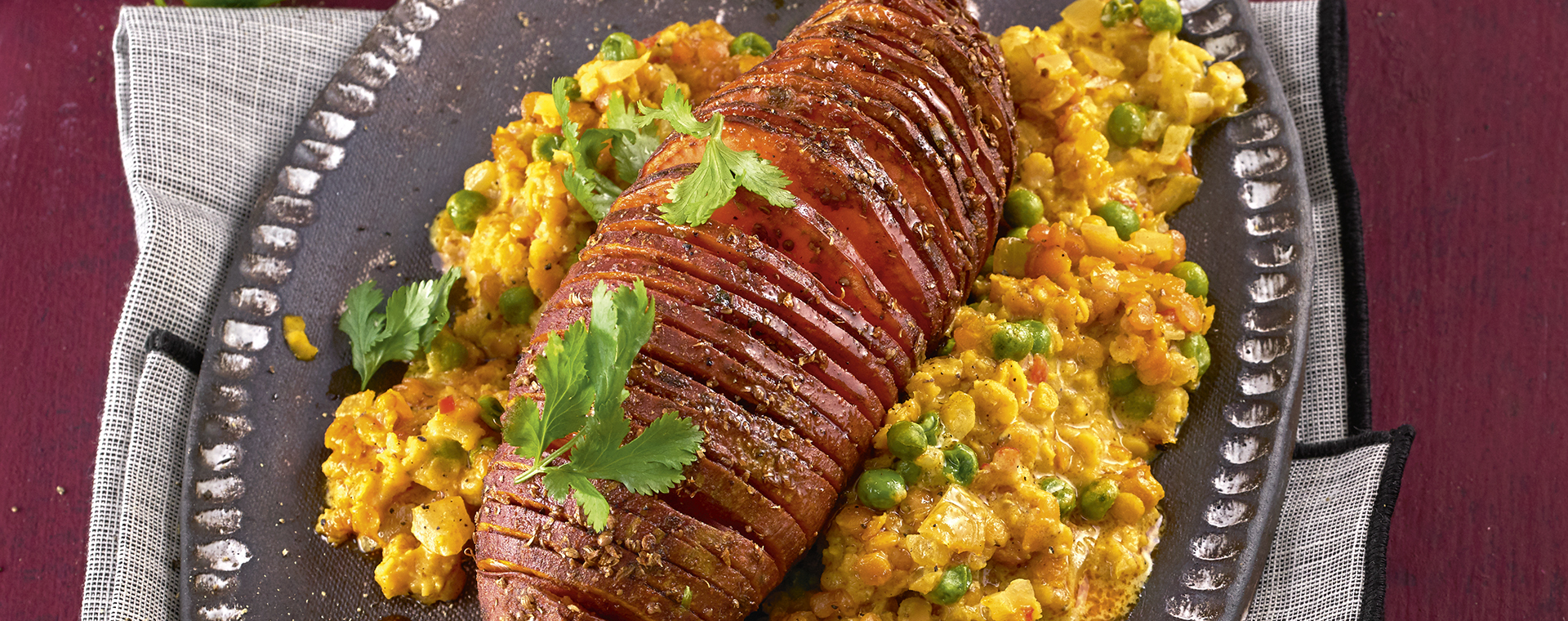 1 21 Hasselback Suesskartoffeln Auf Linsencurry Vom Blech 1920x760px