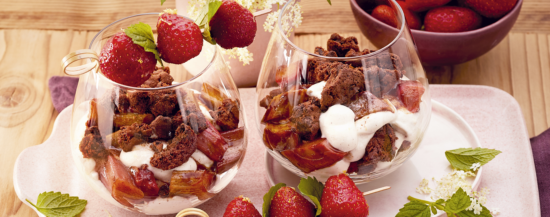 3 21 Kaesekuchencreme Mit Ofenrhabarber Und Erdbeerspiessen 1920x760px