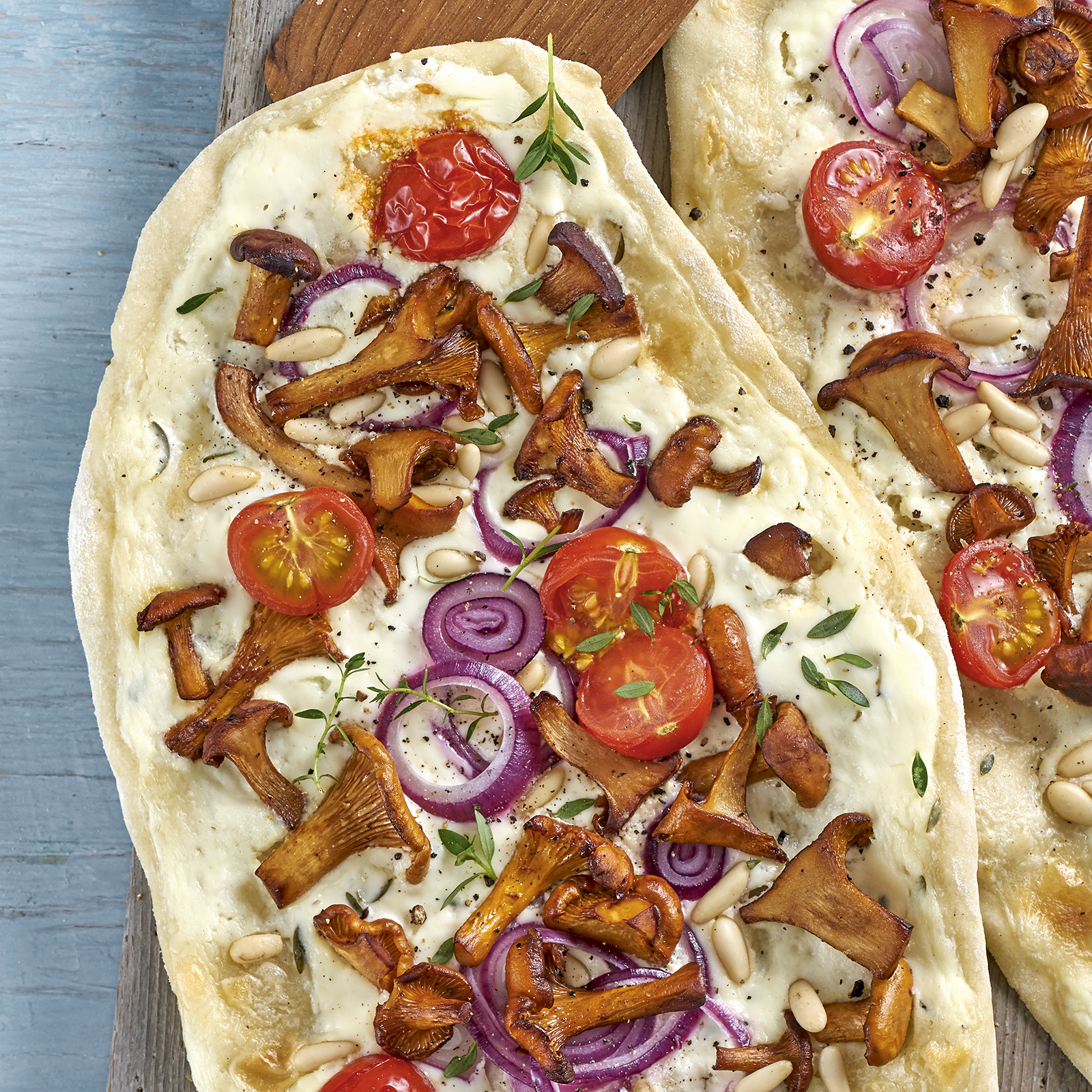 5 21 Flammkuchen Mit Pfifferlingen Zwiebeln Und Tomaten 1600x1600px