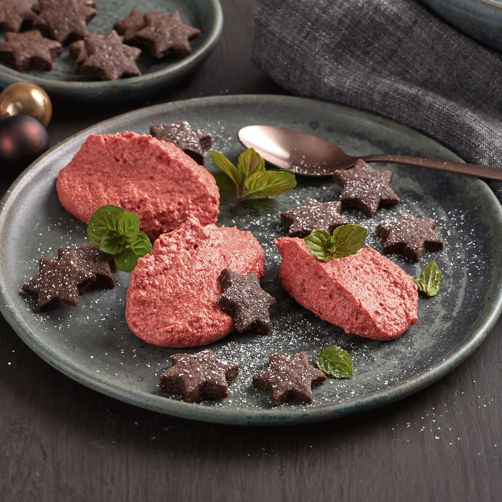 6 21 Rote Bete Himbeer Mousse Mit Schokosternen 1600x1600px