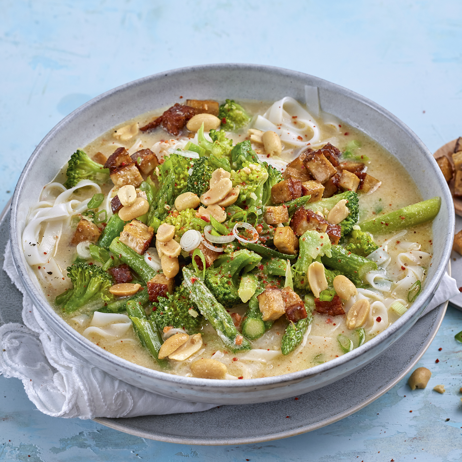 3 22 Spargel Brokkoli Nudeltopf Mit Wuerzigem Tofu 1600x1600px