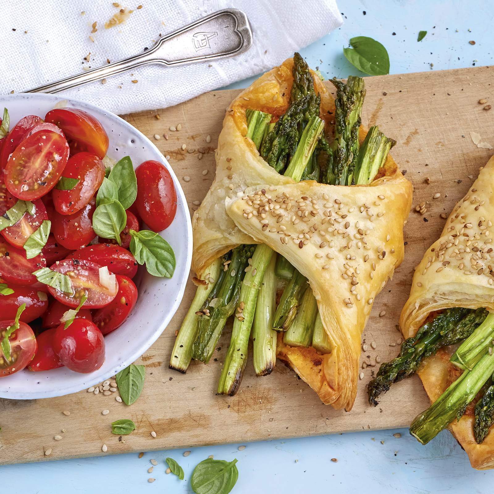 3 22 Spargeltaschen Mit Pesto Rosso Und Tomatensalat 1600x1600px