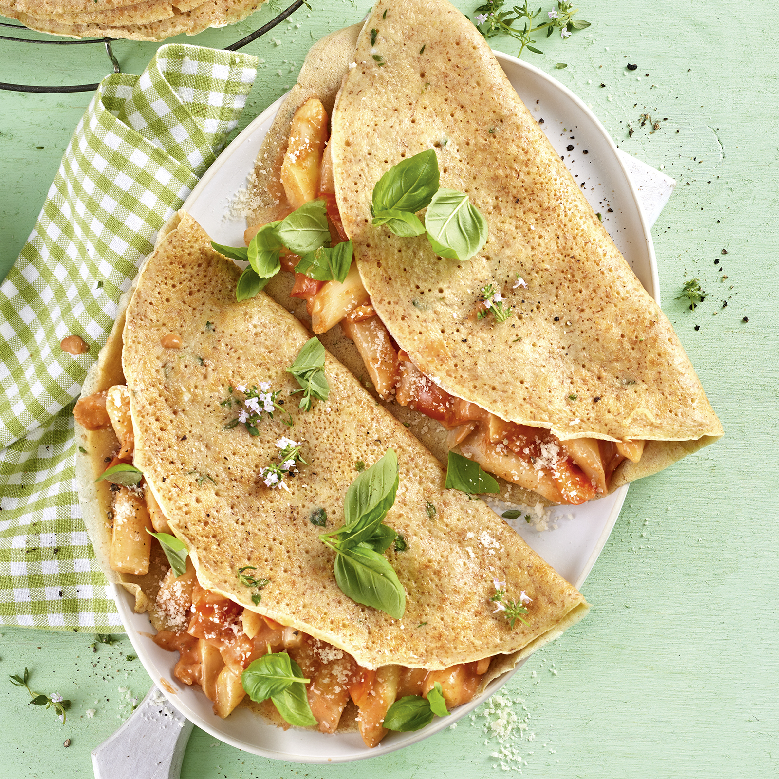 3 23 Dinkelcrepes Mit Spargel Paprika Ragout 1600x1600px