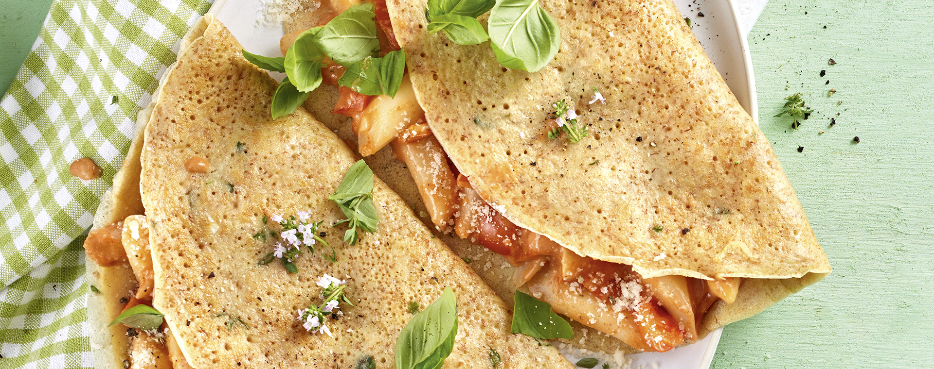 3 23 Dinkelcrepes Mit Spargel Paprika Ragout 1920x760px