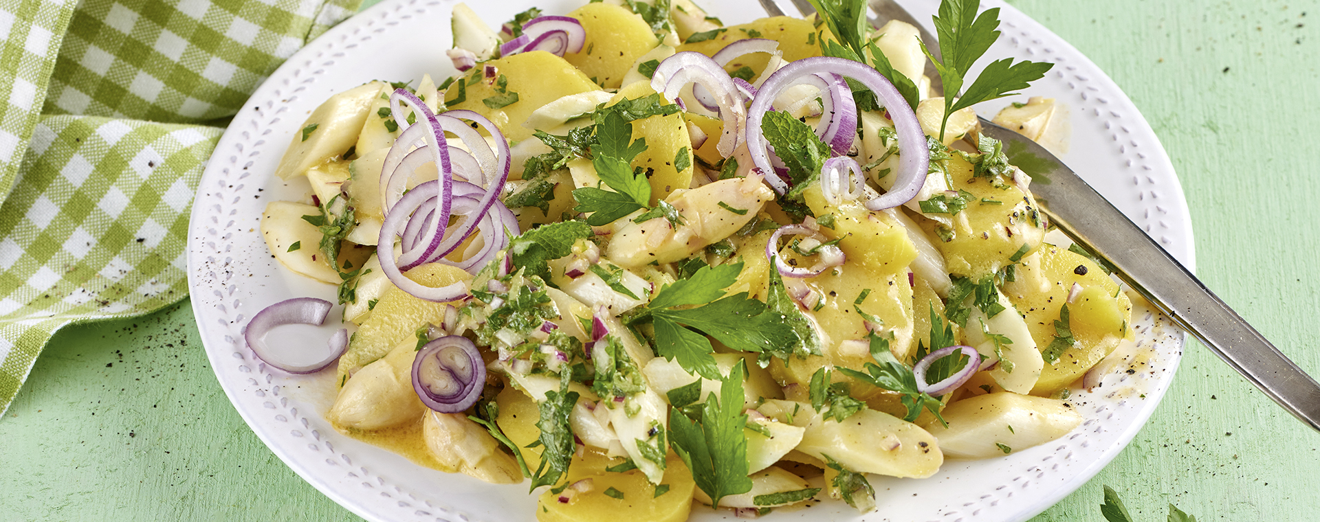 3 23 Kartoffelsalat Mit Rohem Spargel Und Orangen Senf Dressing 1920x760px