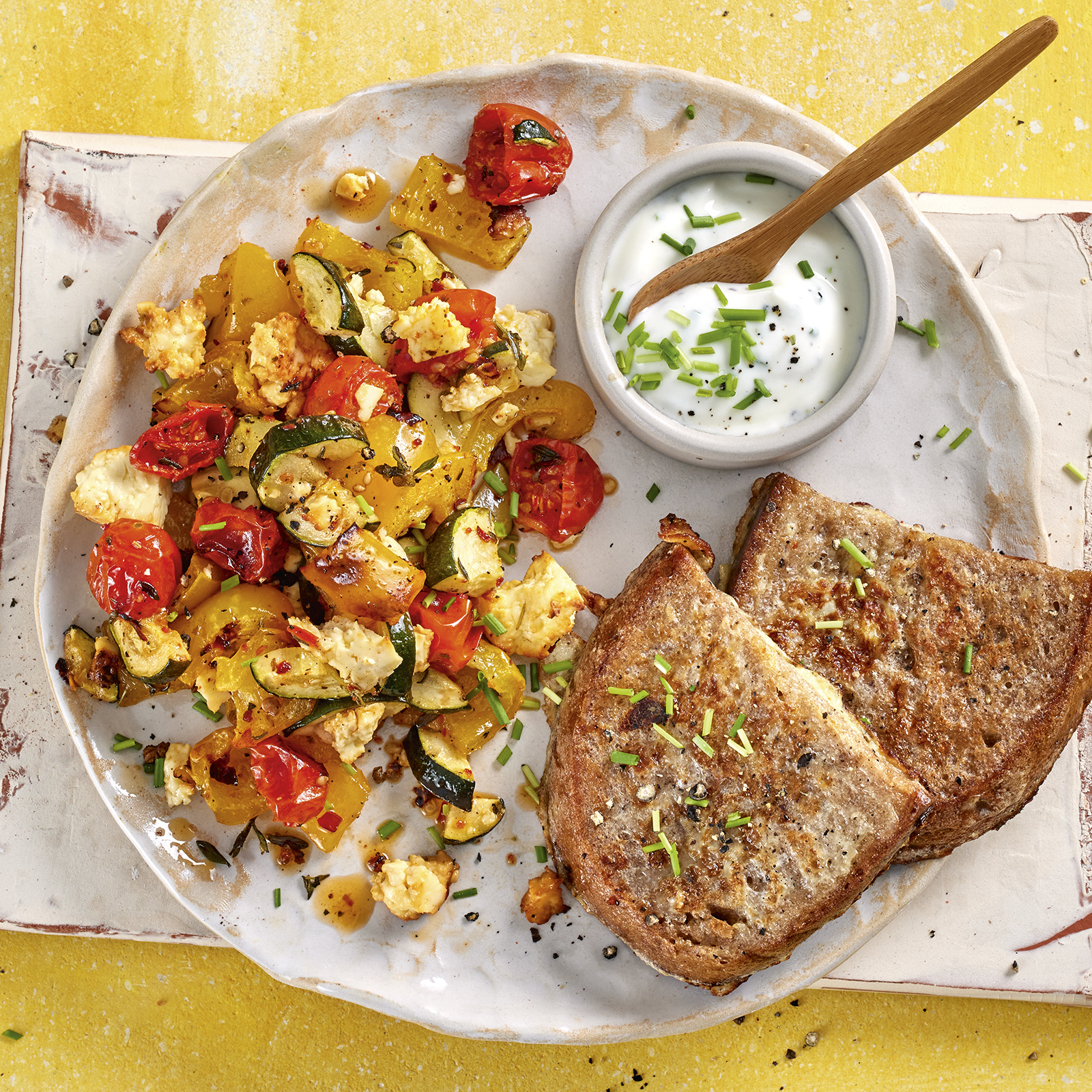 3 23 Ofengemuese Mit Herzhaften Armen Rittern Und Joghurtdip 1600x1600px