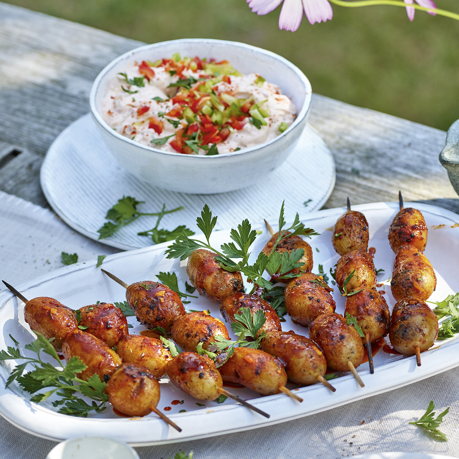 3 23 Wuerzige Kartoffelspiesse Mit Koeroezoett Dip 1600x1600px