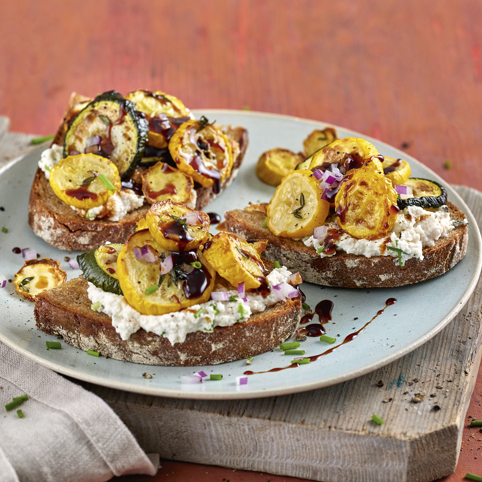 4 23 Bruschetta Mit Zucchini Und Mandelcreme 1600x1600px