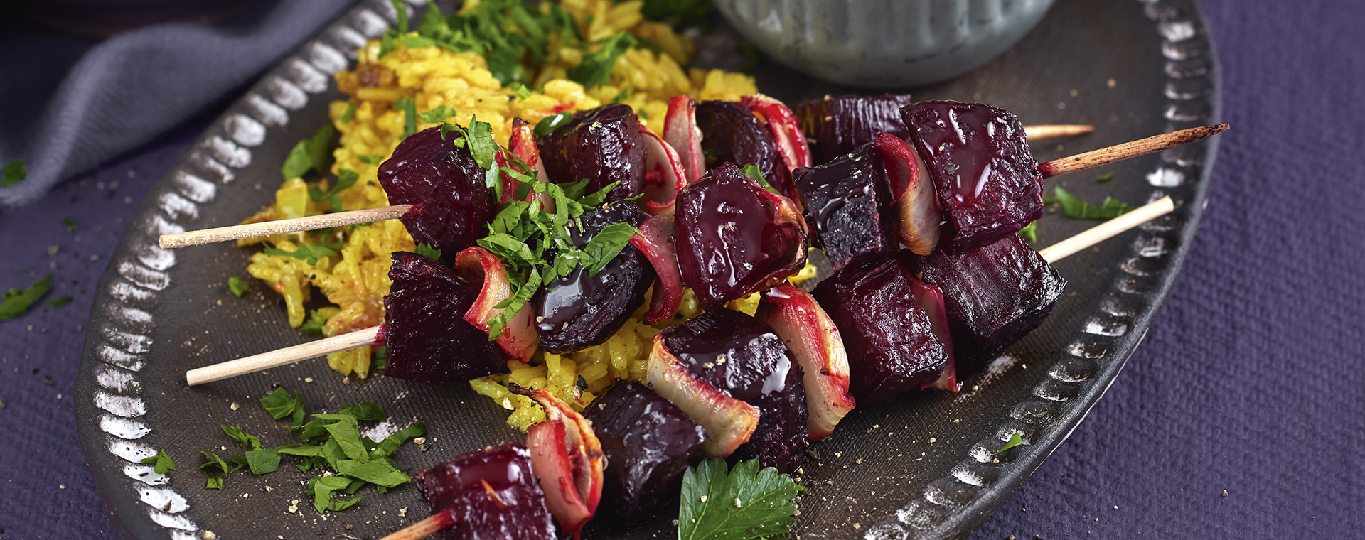 5 23 Rote Bete Kebabs Mit Gewuerzreis Und Kurkumadip 1920x760px
