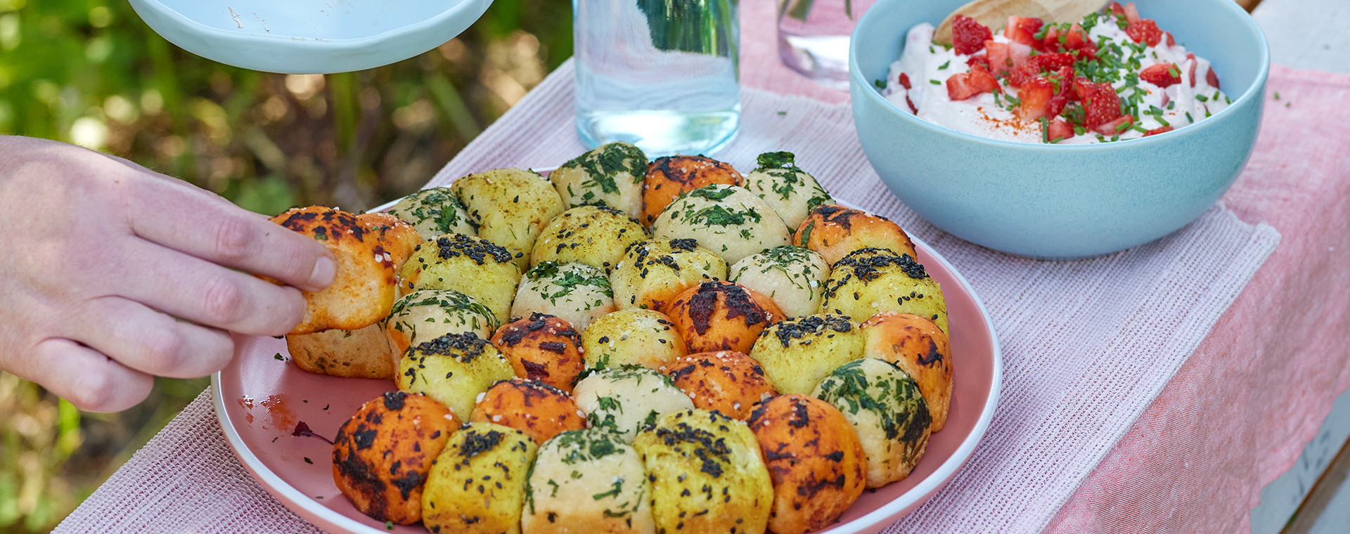 3 24 Bunte Zupfbroetchen Mit Erdbeer Spundekaes 1920x760px