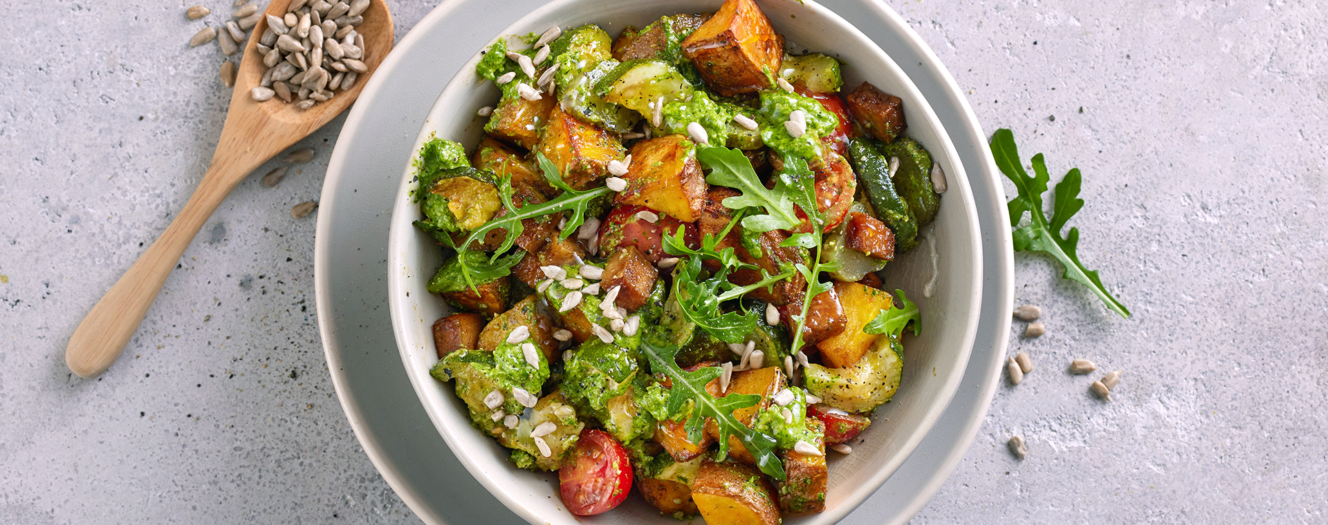 4 24 Lauwarmer Kartoffel Zucchini Salat Mit Rucolapesto 1920x760px