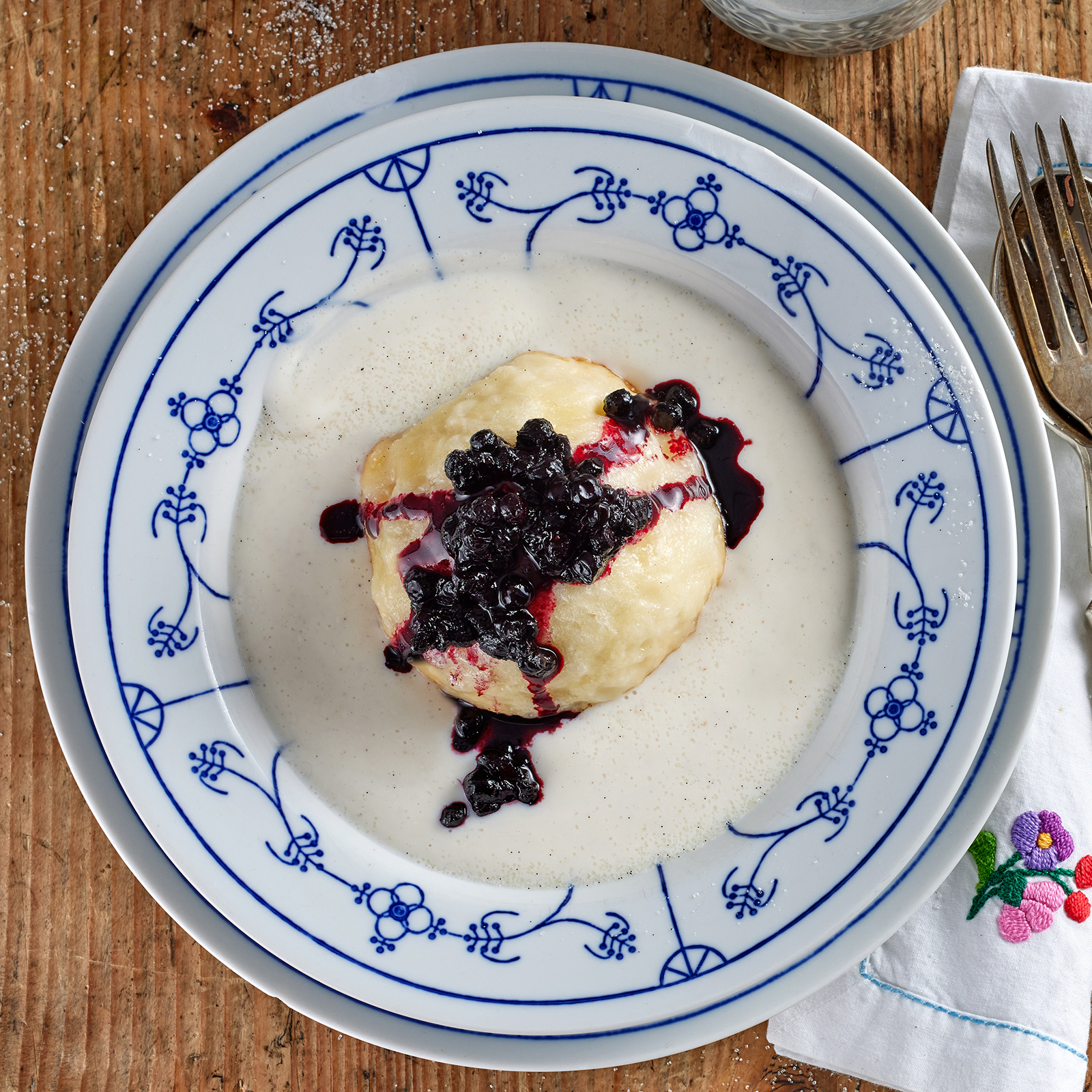 5 24 Dampfnudeln Mit Vanillesosse Und Heidelbeeren 1600x1600px