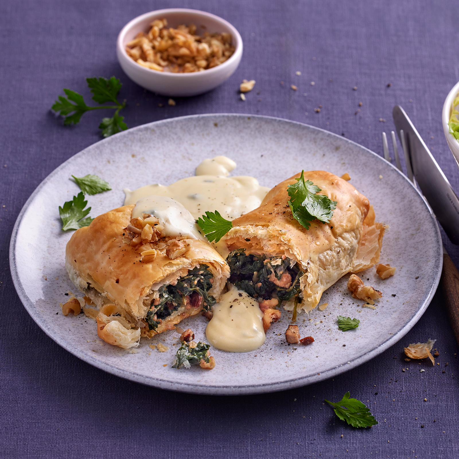 1 25 Kleine Walnuss Strudel Mit Blauschimmelkaesesosse 1600x1600px