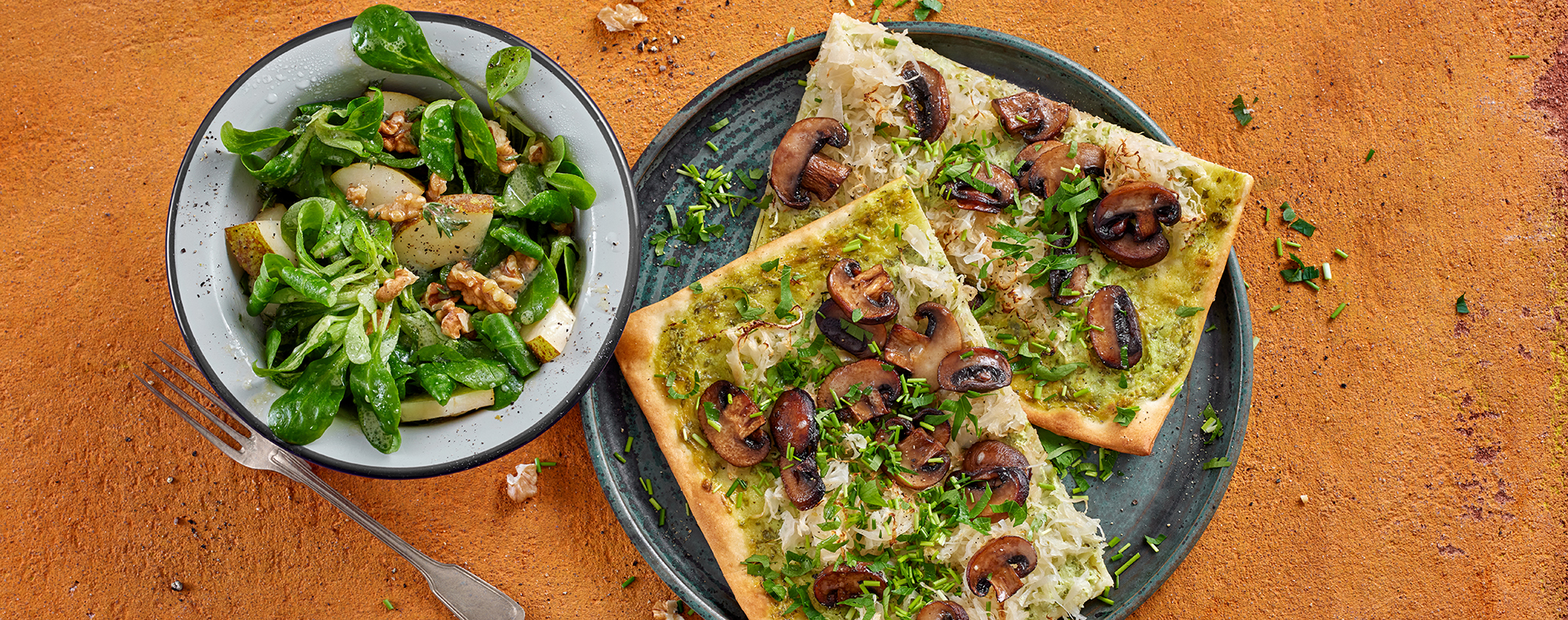Schneller Flammkuchen mit Sauerkraut und Pilzen, dazu Feldsalat mit Walnüssen und Birnen.