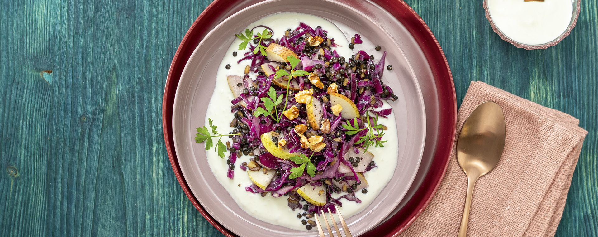 Hafer-Linsen-Salat mit Rotkohl und Birnen auf Fetacreme.