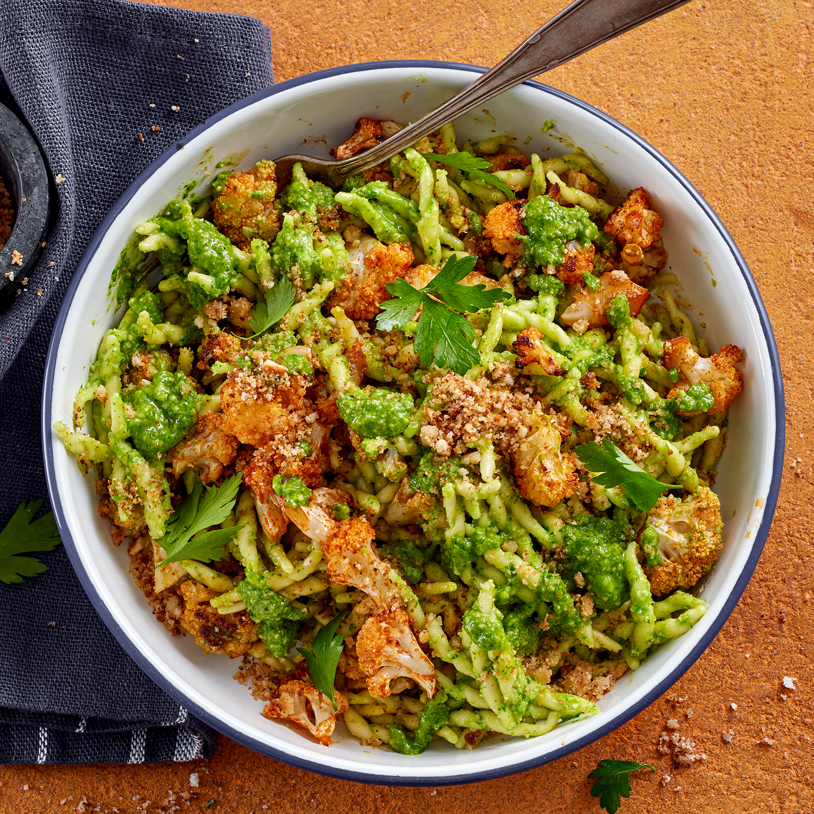 Trofie mit Petersilienpesto und Röstblumenkohl, angerichtet auf einem Teller.